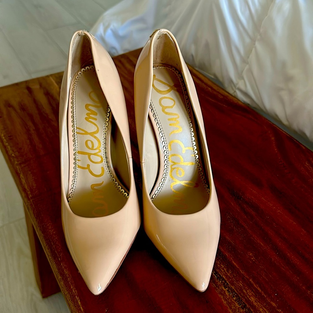 Selling beige shoes, beautiful shoes !!